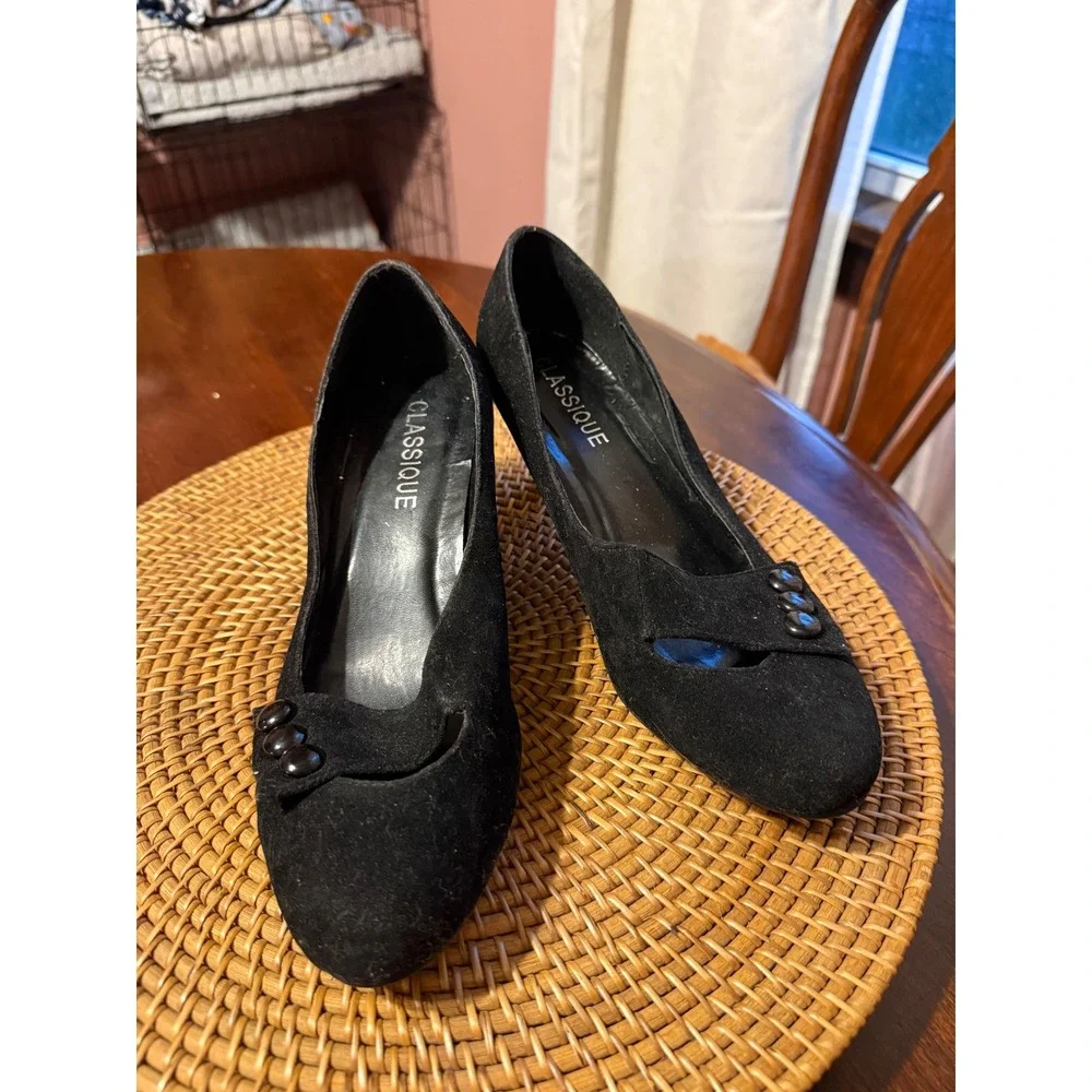 Classique Womens Black Faux Suede Button Detail Kitten Heel Pumps Size 9.5W